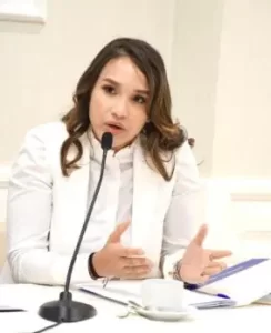 La diputada por el Partido de la Liberación Dominicana (PLD), Priscila D’Oleo, llamóhoy al Gobierno dominicano a “no dejarse presionar” de sectores que buscan solucionar la crisis en Haití desde República Dominicana. “El Gobierno dominicano no puede aceptar, ni mucho menos dejarse presionar por otras naciones para que desde la República Dominicana se busque solución a la situación en Haití”, dijo. Asimismo, la legisladora por la provincia María Trinidad Sánchez, agregó que la visita de la vicesecretaria de Estado de los Estados Unidos, Wendy Sherman ayer miércoles al presidente Luis Abinader, debe poner en alertar “a toda la sociedad”. “La visita de la funcionaria norteamericana que llegó al país, debe ponernos a todos en alerta, no solo a los legisladores, sino también a la sociedad en general, ya que todos sabemos que desde los Estados Unidos se ha estado buscando la manera de imponer una salida al caos que atraviesa Haití desde nuestro territorio, y eso no lo podemos aceptar ni tolerar”, refirió la joven legisladora. Visita funcionaria de EEUU La visita de Wendy Sherman, vicesecretaria de Estados de los Estados Unidos, al presidente de la República Dominicana, Luis Abinader, para entre otros temas abordar la crisis haitiana, ha generado la reacción de diversos sectores. La representante estadounidense agotó además una agenda de reuniones con otros funcionarios del Gobierno dominicano.