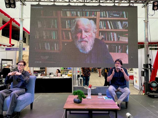 Los conductores de la videoconferencia que dio Noam Chomsky.