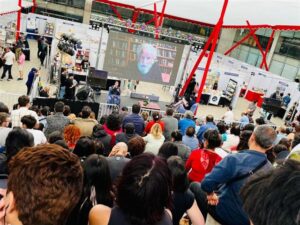 Noam Chomsky al participar por vía telemática en un evento que sesiona hoyaquí.