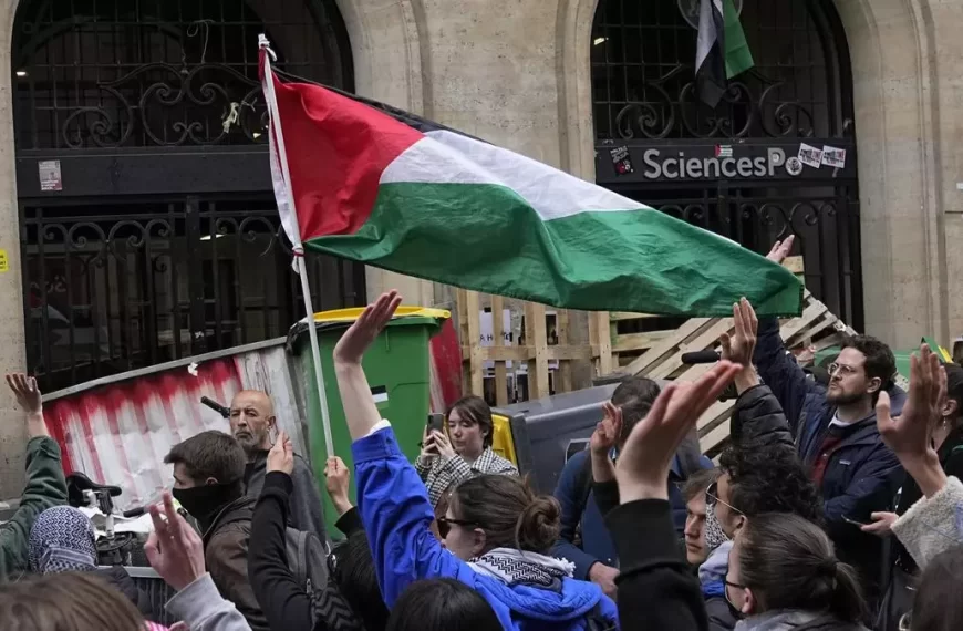 Universitarios franceses bloquean sede en…