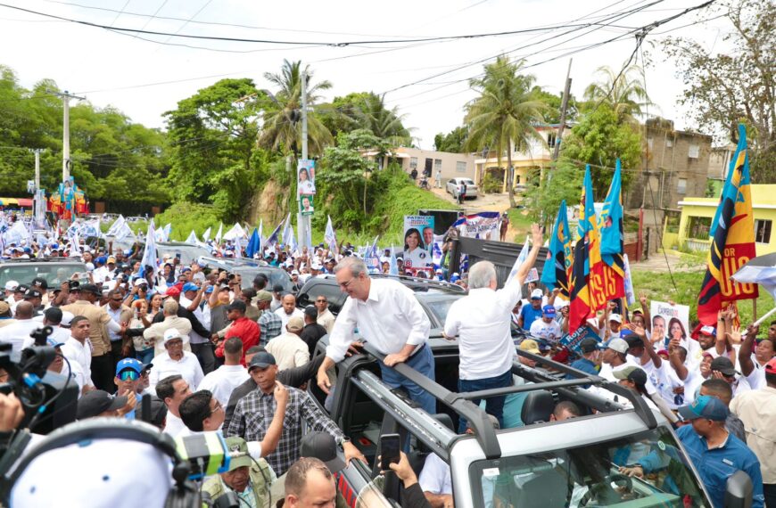 Bajo una fuerte lluvia Abinader recorre los populosos sectores de los Guaricanos en Santo Domingo Norte