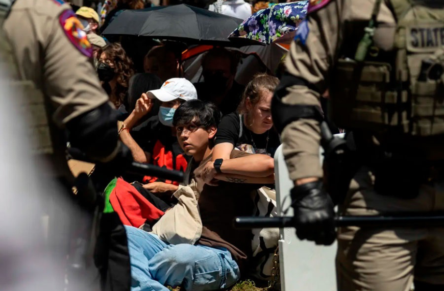 Unos 300 arrestos en universidad epicentro de protestas en EEUU