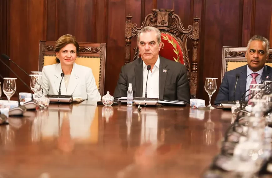 Luis Abinader reúne ministros y directores para ver los temas prioritarios del gobierno y país