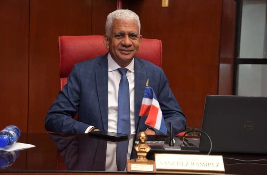 Ricardo de los Santos, presidente del Senado prometió seguir impulsando leyes a favor de los jóvenes