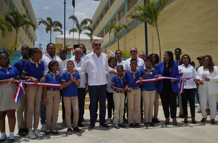 Gobierno entrega tres centros educativos y techado de cancha escolar en el Gran Santo Domingo