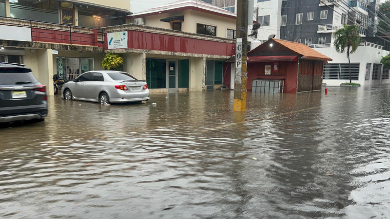 Las intensas lluvias caídas en el día de ayer provocan caos e inundaciones en el Gran Santo Domingo