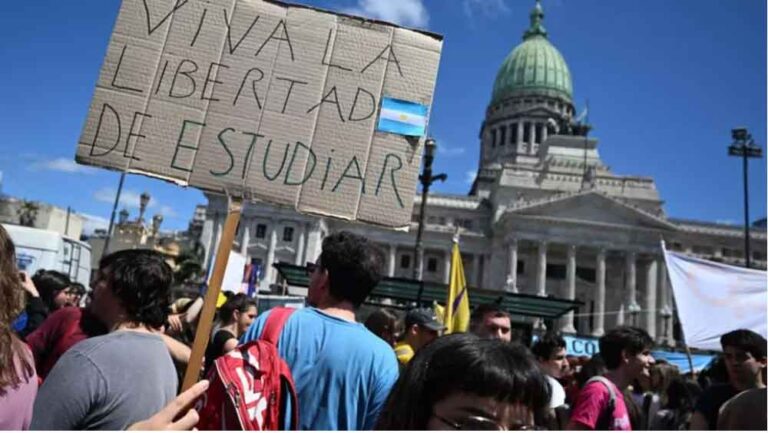 Protestan frente al Congreso argentino contra veto de Milei