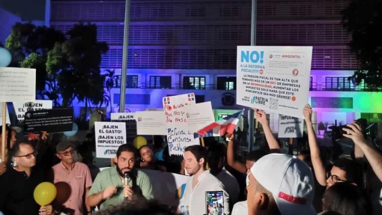 Cientos de manifestantes protestan frente al Congreso Nacional contra la Reforma Fiscal