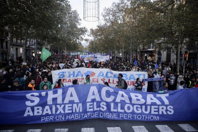 Miles de personas marchan en Barcelona por el derecho a la vivienda asequible