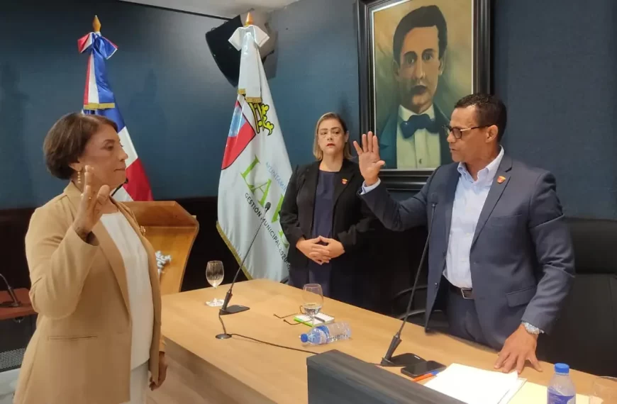 Regidores revocan renuncia de Amparo Custodio y la eligen alcaldesa de La Vega