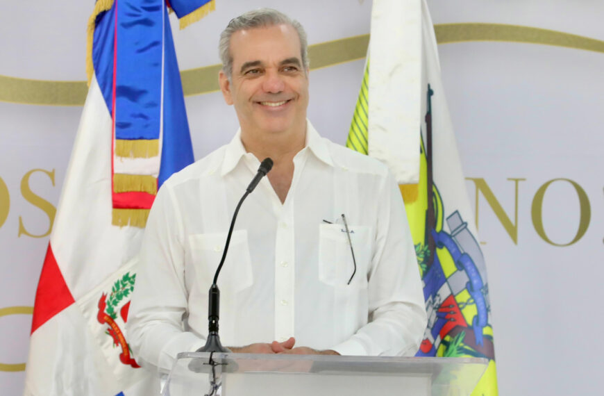 Luis Abinader califica como acto terrorista el ataque a un avión en Haití
