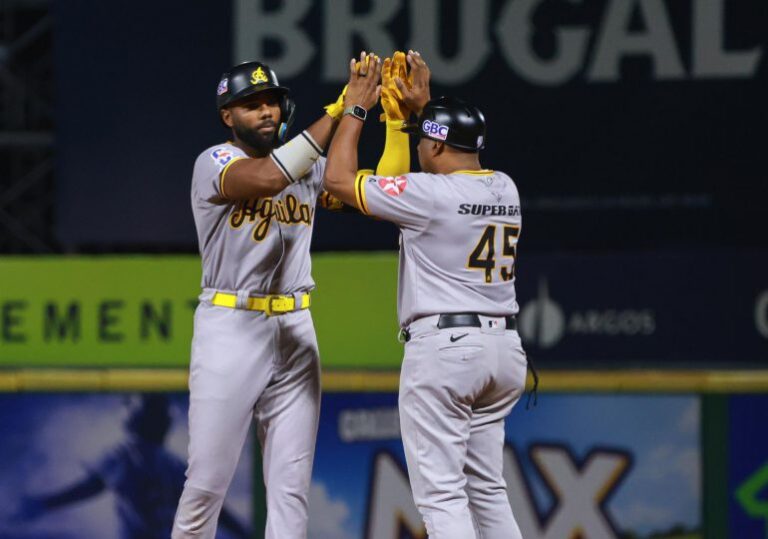 Las Águilas Cibaeñas logran victoria sobre los Leones del Escogido en el Estadio Quisqueya