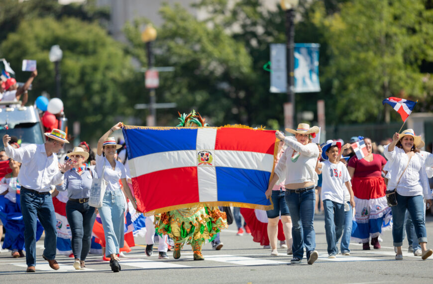 Trump considera declarar Emergencia Nacional para deportaciones masivas: Miles de dominicanos en riesgo