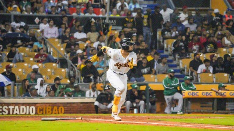 Las Águilas Cibaeñas ganan a las Estrellas Orientales en juego bajo la lluvia y empatan en el primer lugar de la LIDOM