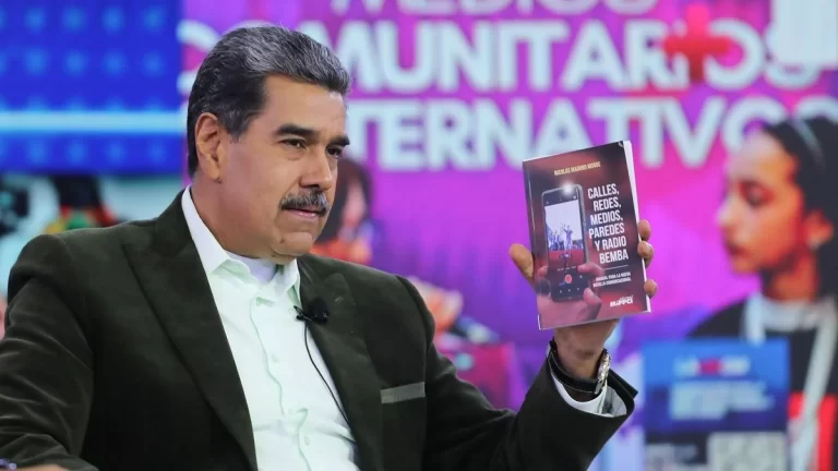 Maduro insta a difundir la verdad y combatir la manipulación en Venezuela