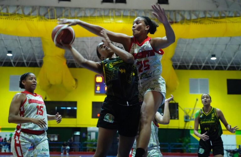 San Carlos y Mauricio Báez se Mantienen Invictos en el Baloncesto Femenino Distrital