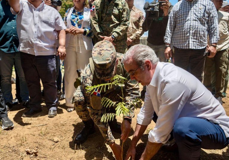 Presidente Abinader supervisa despliegue militar en la frontera y lanza programa de reforestación
