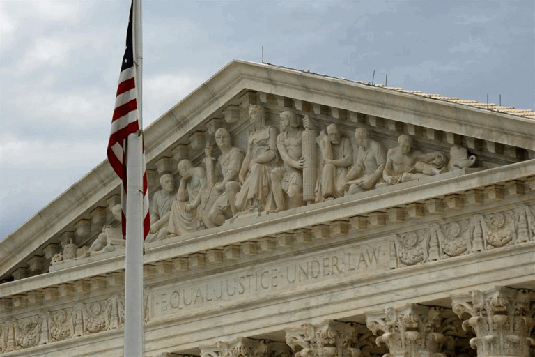 Revés judicial a Trump: Corte Suprema bloquea uso de ley arcaica para deportaciones masivas