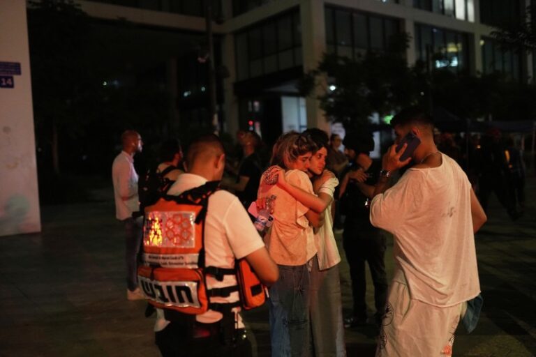 Misiles iraníes desafían las defensas de Israel y alcanzan Tel Aviv
