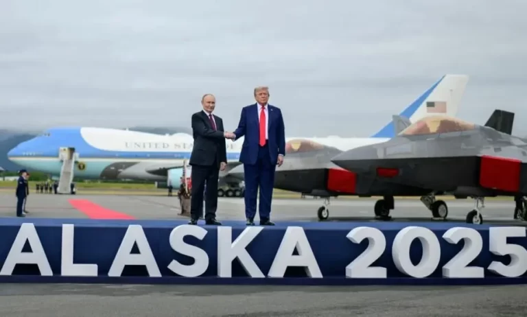 El Teatro del Poder: Trump y Putin Juegan al Ajedrez Sin Mover Piezas