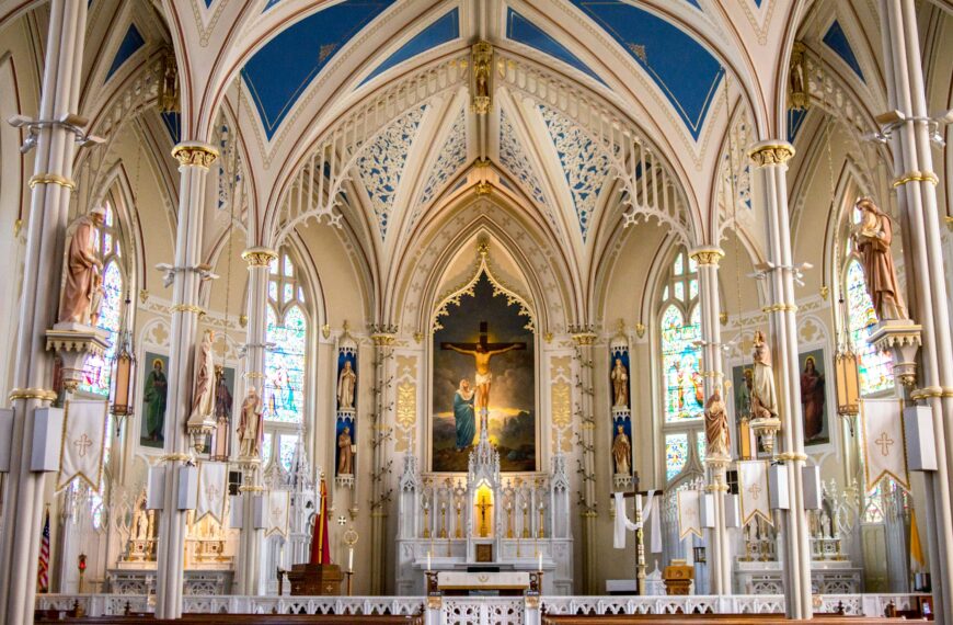 El negocio de la fe en República Dominicana: Millones, vacíos legales y un pueblo en busca de esperanza