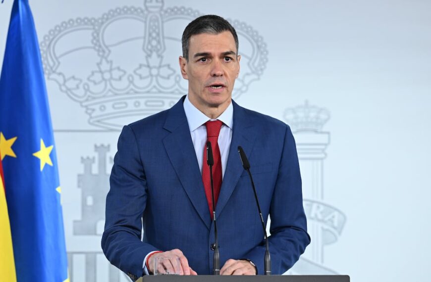 Sánchez rescata el espíritu de 2003 y se planta ante Trump: «No a la guerra, no vamos a ser cómplices de este desastre