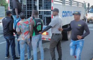 El negocio del odio y la mano de obra invisible: quiénes se benefician del caos migratorio en la frontera