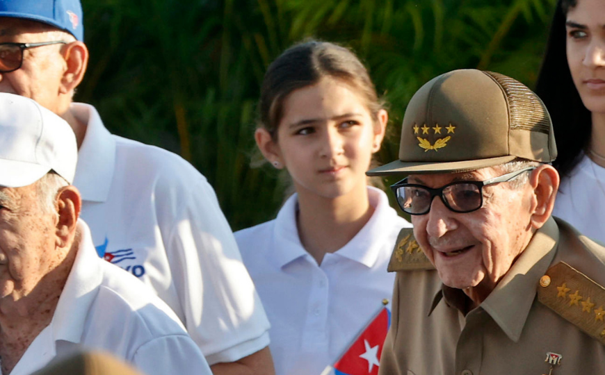 “La Patria se defiende con fusil en mano si es necesario”: Raúl Castro vuelve a la tribuna para liderar un 1° de Mayo sin reclamos laborales