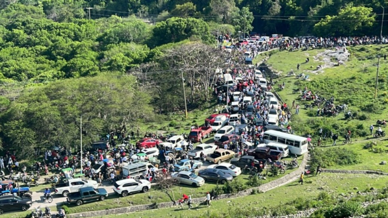 Gases, agua a presión y pedradas: la marcha antiminera de San Juan termina en batalla campal