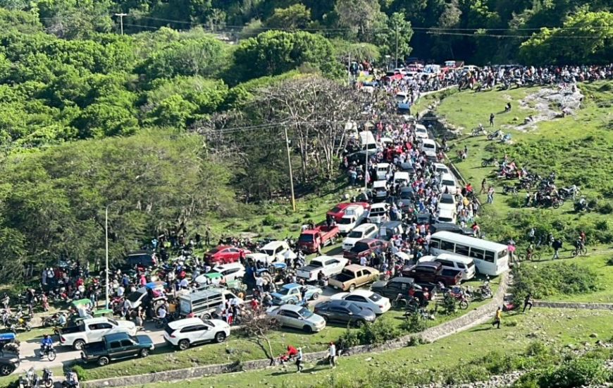 Gases, agua a presión y pedradas: la marcha antiminera de San Juan termina en batalla campal