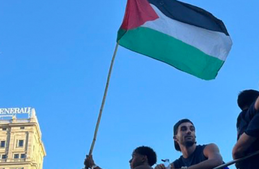 El gesto de Yamal con Palestina tiñe de épica su noche en Barcelona