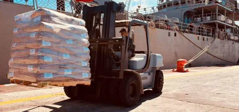 Cuba recibe 1,700 toneladas de ayuda humanitaria en medio del colapso económico