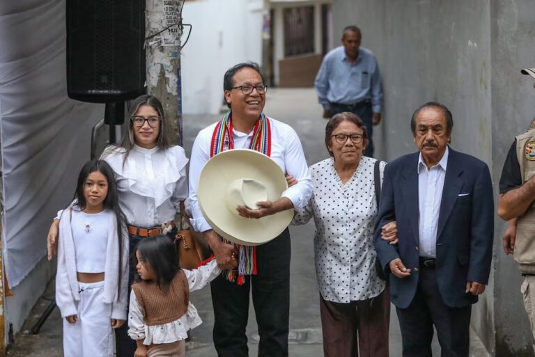 ¡El Sur Andino Decide: Roberto Sánchez Abraza la Presidencia del Perú y la Derecha Tiembla en Lima!