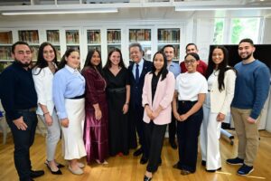 El conocimiento como brújula: Leonel Fernández llama a la juventud a liderar desde la crítica y la innovación