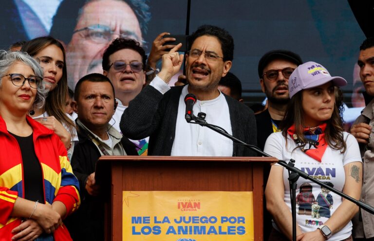 Cepeda cierra su campaña con un carnaval multitudinario en Bucaramanga: “El agua es la fuente de la vida”