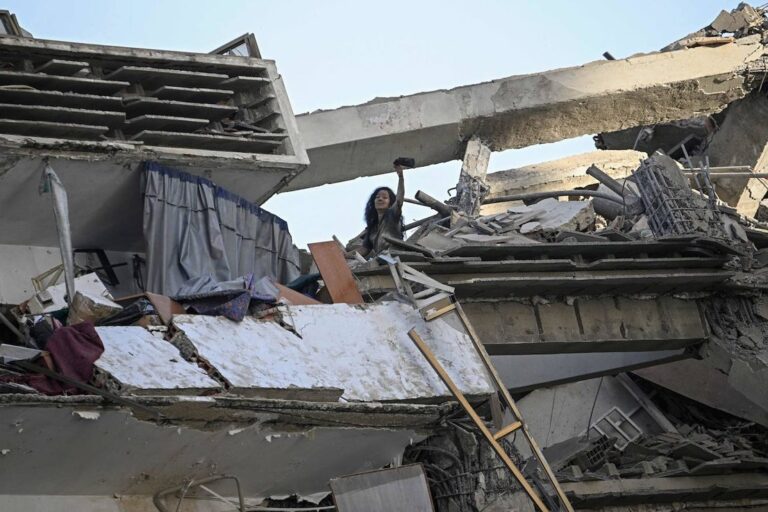 Venezuela eleva a 920 los fallecidos por el doble terremoto mientras continúan las labores de rescate