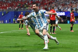 Argentina sobrevive otra vez y elimina a Suiza en la prórroga para avanzar a semifinales del Mundial