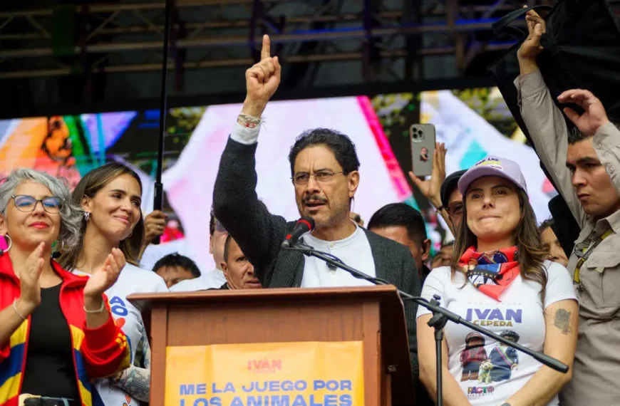 Cepeda llama a la desobediencia civil y lanza graves acusaciones contra De la Espriella