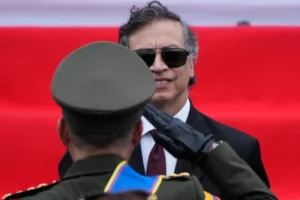 Petro despide su gobierno mientras Abelardo de la Espriella prepara su llegada al poder