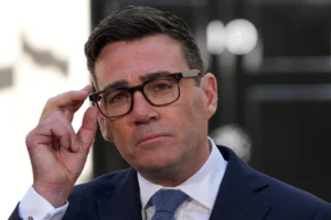Andy Burnham asume como primer ministro británico y promete un plan de 10 años para recuperar la estabilidad
