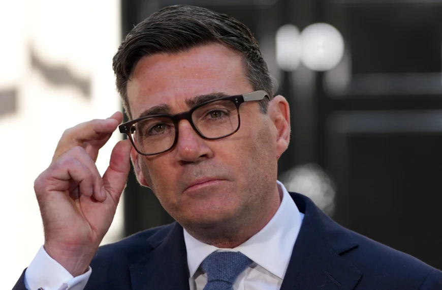Andy Burnham asume como primer ministro británico y promete un plan de 10 años para recuperar la estabilidad