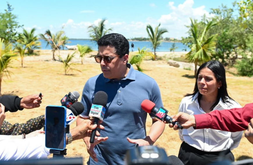 David Collado supervisa obras en playa El Faro de San Pedro de Macorís antes de su entrega