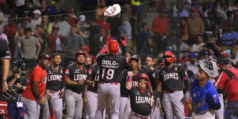 los-leones-del-escogido-vapulean-a-cesar-valdez-y-vencen-al-licey-focus-min0.07-0.16-896-504